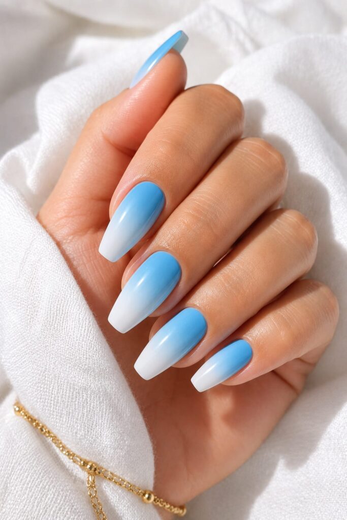 Uñas azul cielo degradado verano 2026 elegantes.