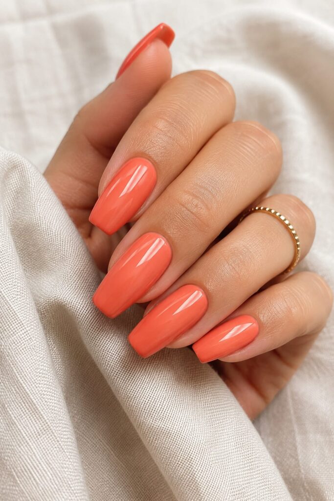 Uñas coral vibrante verano 2026 elegantes.