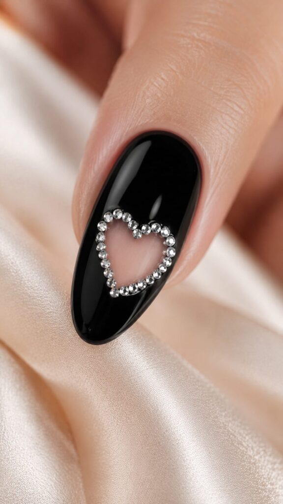 Uña negra con colección de strass para novia elegante en tendencia