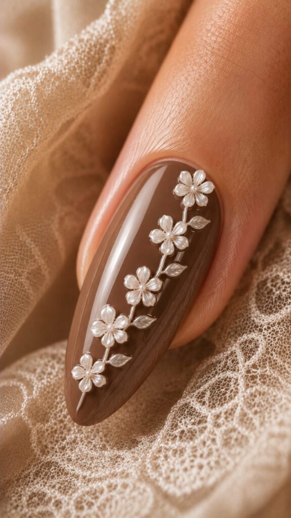 Uña con enredadera botánica de flores y hojas de punta a punta para novia elegante en tendencia
