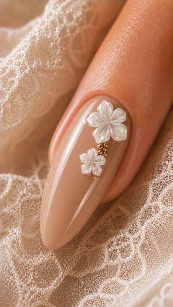 Uña con dos flores apiladas con un pequeño racimo dorado entre ellas para novia elegante en tendencia