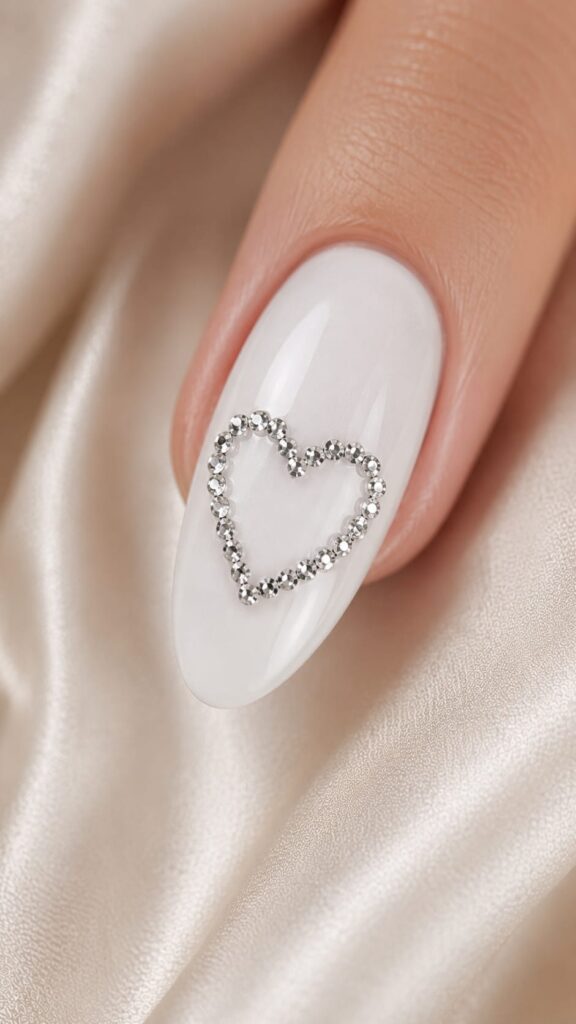 Uña blanca con corazón de cristales para novia elegante en tendencia